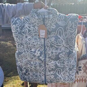 Main Strip Blue and White Floral Vest